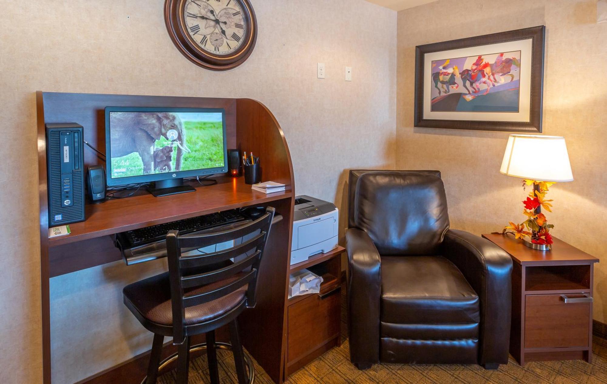 My Place Hotel-Dickinson, Nd Экстерьер фото